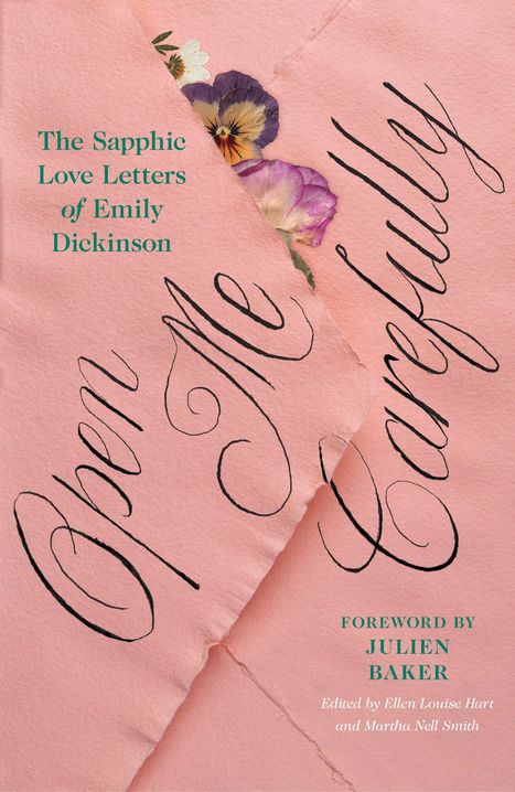 "The Sapphic Love Letters of Emily Dickinson", "Open Me Carefully", rosa Briefpapier mit Blumen.