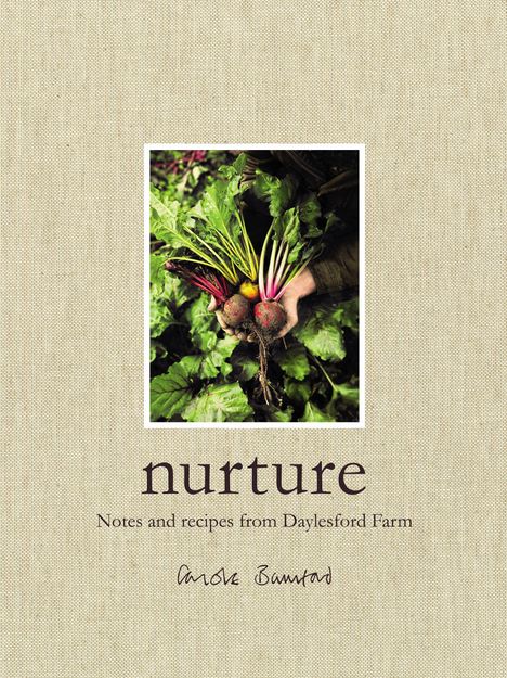 „nurture - Notes and recipes from Daylesford Farm“ und eine Unterschrift. Gemälde mit buntem Gemüse in Händen auf Leinenstruktur.