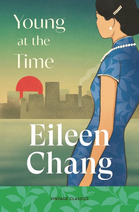 Text: "Young at the Time, Eileen Chang, VINTAGE CLASSICS." Illustration einer Frau im blauen Kleid vor Stadt und roter Sonne.