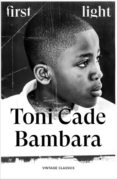 Text: "first light", "Toni Cade Bambara", "VINTAGE CLASSICS". Schwarz-Weiß-Foto eines nachdenklichen Jungen im Profil.