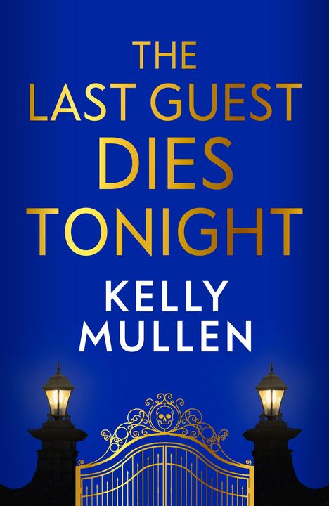 „THE LAST GUEST DIES TONIGHT. KELLY MULLEN.“ Goldene Schrift auf blauem Hintergrund, darunter ein verziertes Tor.