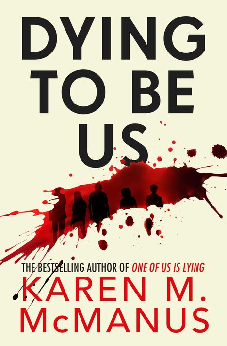 Titel "Dying to Be Us" in großen Buchstaben, Autorin Karen M. McManus. Silhouetten vor roten Farbspritzern.