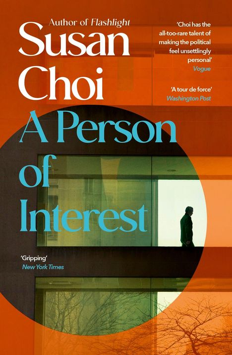 „Author of Flashlight”, „Susan Choi”, „A Person of Interest”. Gebäude, Silhouette eines gehenden Mannes.