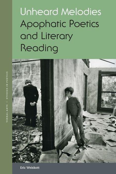 "Unheard Melodies: Apophatic Poetics and Literary Reading" von Eric Weiskott. Foto von zwei Personen in einem verfallenen Raum.