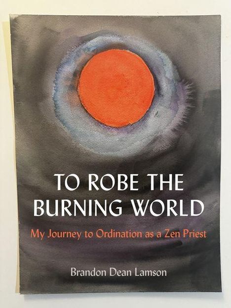 „TO ROBE THE BURNING WORLD: My Journey to Ordination as a Zen Priest“ von Brandon Dean Lamson. Darstellung eines roten Kreises.