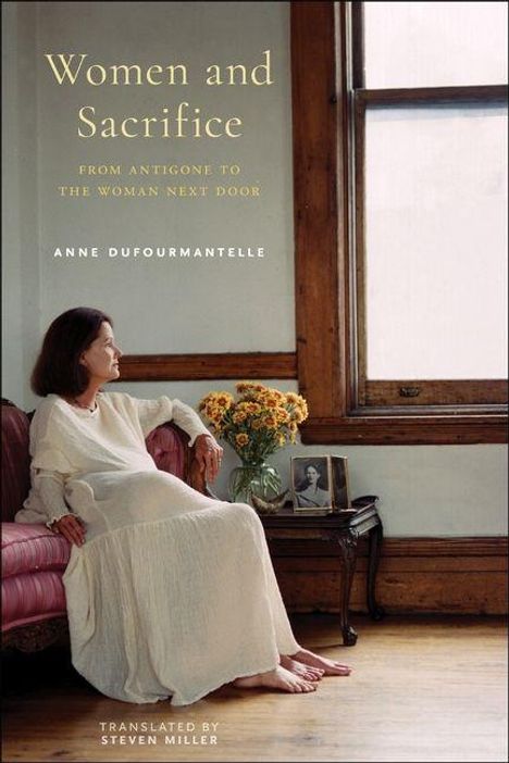 „Women and Sacrifice: From Antigone to the Woman Next Door“ von Anne Dufourmantelle. Eine Frau in Weiß sitzt auf einem Sofa.