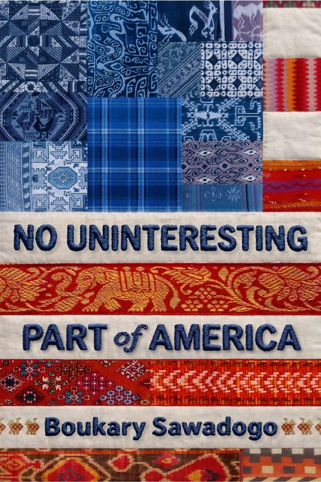 Text: "NO UNINTERESTING PART OF AMERICA Boukary Sawadogo". Bunte Stoffmuster in Blau- und Rottönen.