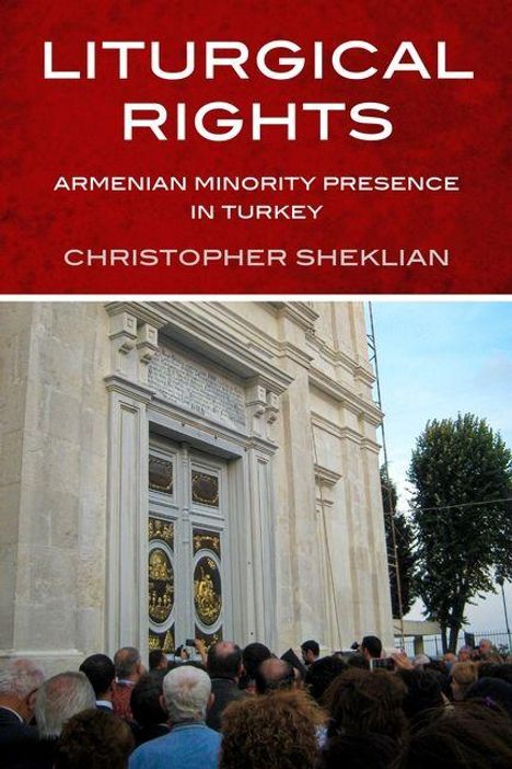 "Liturgical Rights: Armenian Minority Presence in Turkey" von Christopher Sheklian. Menschen vor einem großen Gebäude.