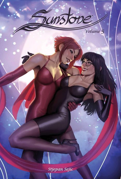 "Sunstone Volume 5" steht oben. Zwei Frauen in eleganter Kleidung, eng umschlungen und glücklich, vor einem schimmernden Hintergrund.