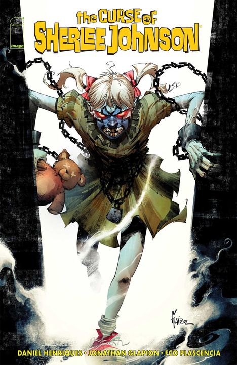 "The Curse of Sherlee Johnson" steht über einem Mädchen mit gruseligem Gesicht, Ketten und einem Stofftier.