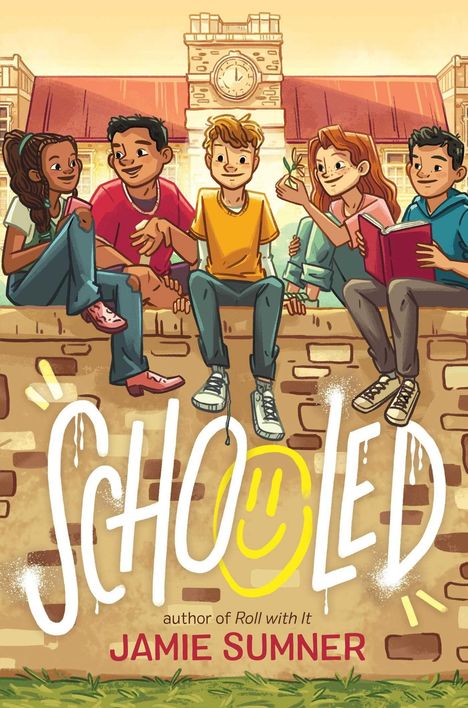 „SCHOOLED“ in großen Buchstaben, darunter „author of Roll with It“ und „JAMIE SUMNER“. Illustration zeigt fünf lächelnde Jugendliche auf einer Mauer vor einer Schule mit Turmuhr.