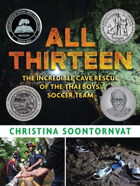 Buchtitel „ALL THIRTEEN: THE INCREDIBLE CAVE RESCUE OF THE THAI BOYS' SOCCER TEAM“. Autor: Christina Soontornvat. Abzeichen, Rettungsszene, Schuhe.
