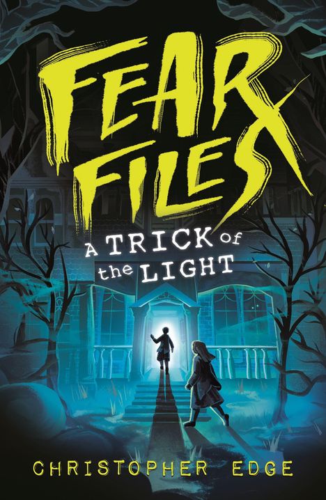 „Fear Files: A Trick of the Light“ in gelben und weißen Buchstaben. Zwei Gestalten vor einem erleuchteten Haus.