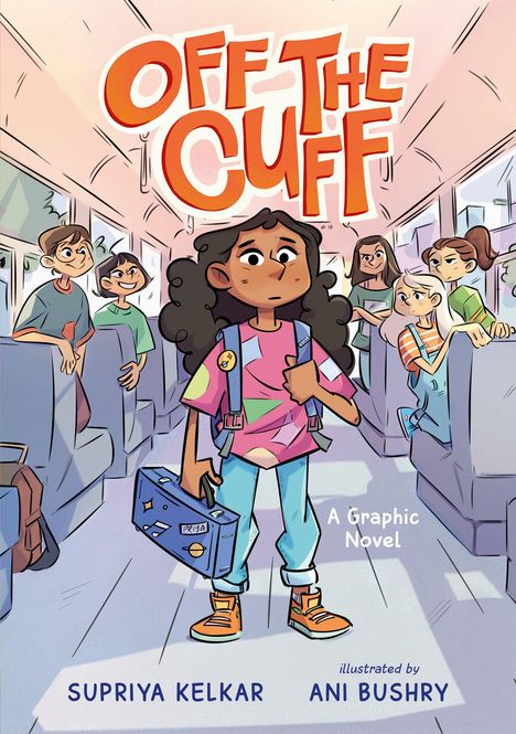 "OFF THE CUFF" ist in großen, orangefarbenen Buchstaben zu sehen. Jugendliche in einem Bus; eine trägt einen Rucksack.