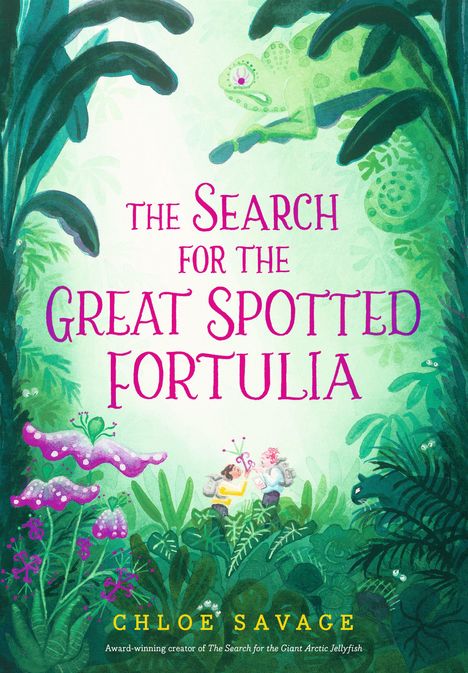 Text: "The Search for the Great Spotted Fortulia" von Chloe Savage. Illustration: Dschungelszene mit Pflanzen und Chamäleon.