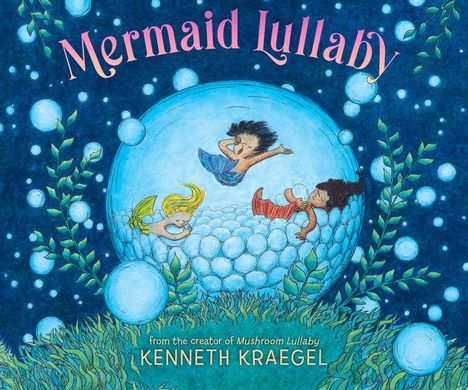 „Mermaid Lullaby“ und „Kenneth Kraegel“ mit spielenden Meerjungfrauen in einer großen Blase, umgeben von Wasserpflanzen.
