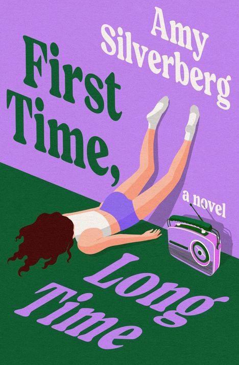"First Time, Long Time" steht in großen Buchstaben. Eine liegende Figur trägt Shorts und Socken, mit einem Radio daneben.