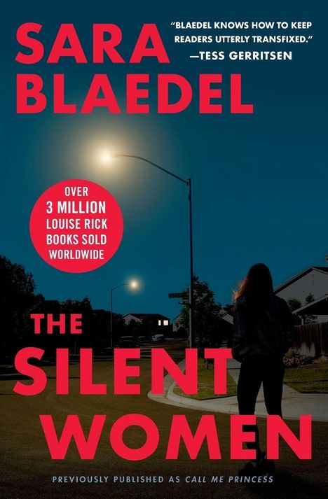 "Sara Blaedel: THE SILENT WOMEN" und "Over 3 Million Louise Rick Books Sold Worldwide." Frau im Dunkeln unter Straßenlampe.