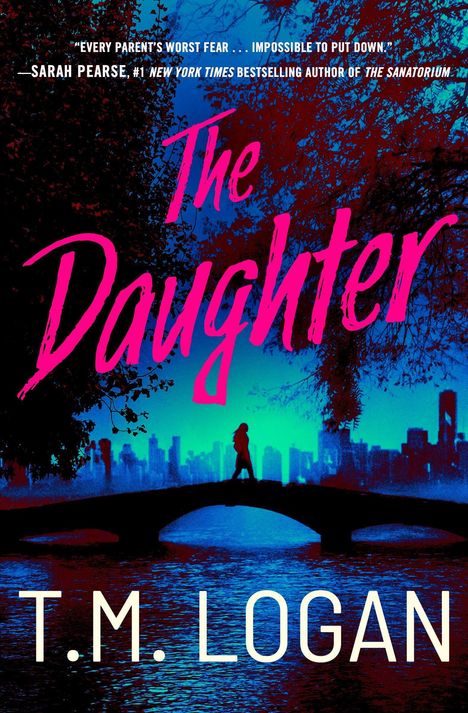 Text: "The Daughter", "T.M. Logan", Zitat von Sarah Pearse. 

Darstellung: Eine Figur überquert nachts eine Brücke, Skyline im Hintergrund.