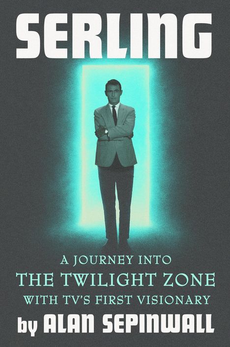 „SERLING: A Journey into the Twilight Zone by Alan Sepinwall“ steht über einem Mann in einem leuchtenden Türrahmen.
