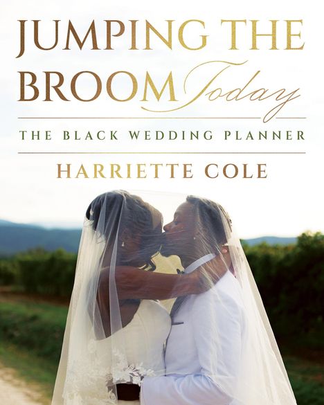 „JUMPING THE BROOM Today“, „THE BLACK WEDDING PLANNER“, „HARRIETTE COLE“. Ein Paar umarmt sich unter einem Schleier.