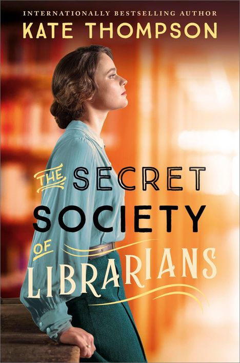 "THE SECRET SOCIETY OF LIBRARIANS" steht vor einem Hintergrund aus Bücherregalen und einer Frau in seitlicher Position.