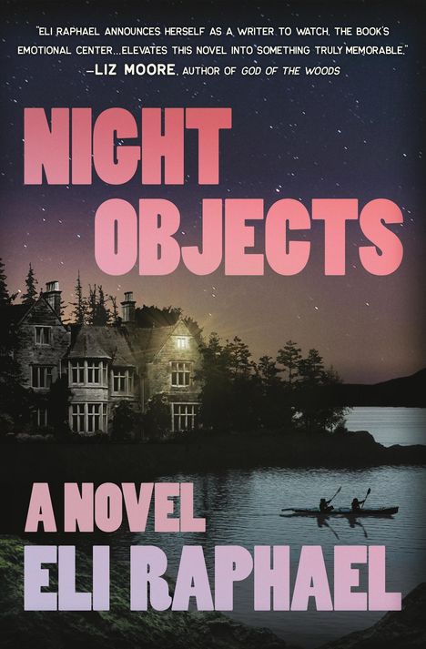„NIGHT OBJECTS“, ein Roman von Eli Raphael. Nachtlandschaft mit altem Herrenhaus und zwei Paddlern auf einem See.