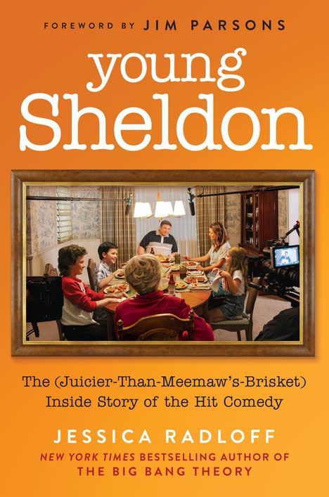 "Foreword by Jim Parsons. young Sheldon. The (Juicier-Than-Meemaw’s-Brisket) Inside Story. Jessica Radloff."

Eine Familie sitzt am Tisch und isst, im Hintergrund ist ein Kamerateam zu sehen.