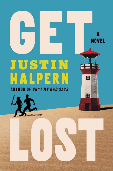 Große Buchstaben "GET LOST", darunter "JUSTIN HALPERN". Ein Leuchtturm und zwei Menschen rennen auf sandigem Boden.