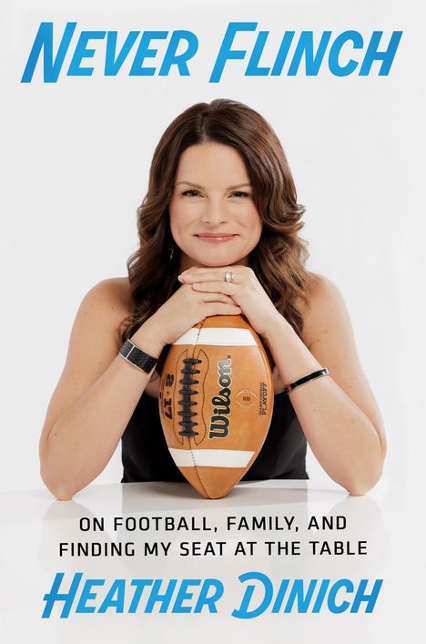 „Never Flinch“ oben, „On Football, Family, and Finding My Seat at the Table“ darunter, „Heather Dinich“ unten. Frau mit Football.