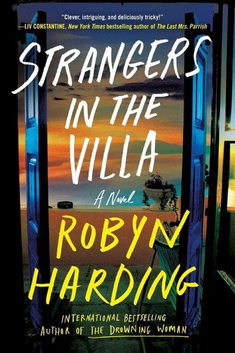 „STRANGERS IN THE VILLA“ steht groß auf einer offenen Tür mit Sonnenuntergang am Meer im Hintergrund. Autor: Robyn Harding.