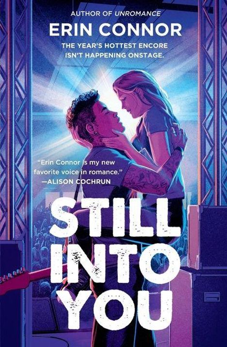 Buchtitel: "STILL INTO YOU", Autor: ERIN CONNOR. Ein Paar umarmt sich auf einer Bühne, umgeben von blauen Lichtern.