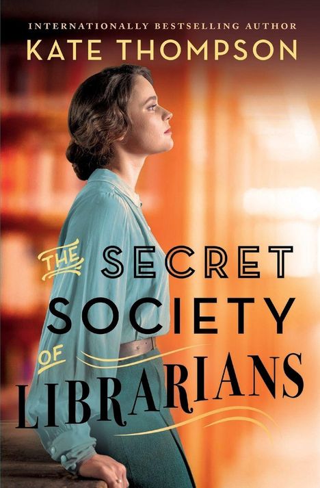 Text: "Kate Thompson: The Secret Society of Librarians". Porträt einer Frau zur Seite blickend vor einem unscharfen Hintergrund.