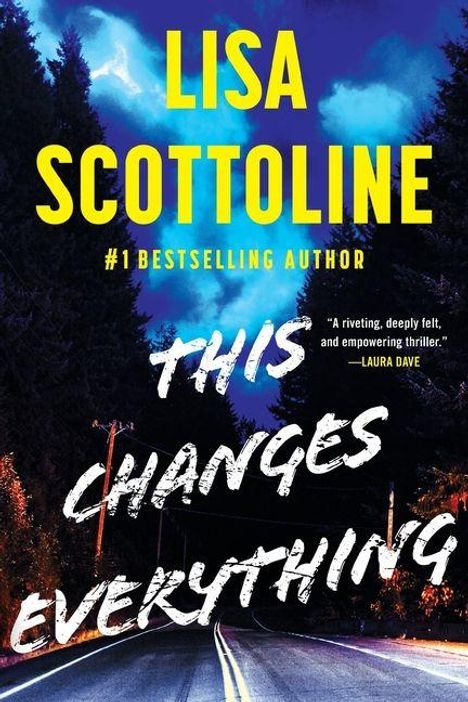 „LISA SCOTTOLINE“, „#1 BESTSELLING AUTHOR“, „THIS CHANGES EVERYTHING“. Waldstraße bei Nacht, heller Himmel.