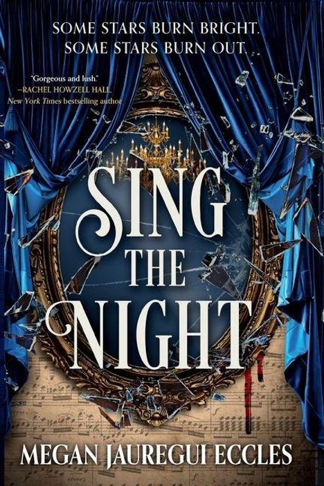 "Sing the Night" von Megan Jauregui Eccles. Zersprungener Spiegel, blauer Vorhang, goldenes Riesengemälde.