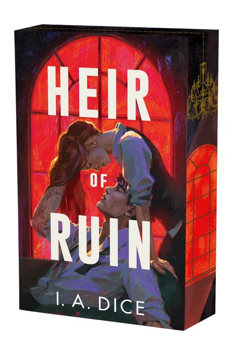 „HEIR OF RUIN“ und „I. A. DICE“. Eine Frau beugt sich zu einem Mann vor, beide vor einem großen roten Fenster.