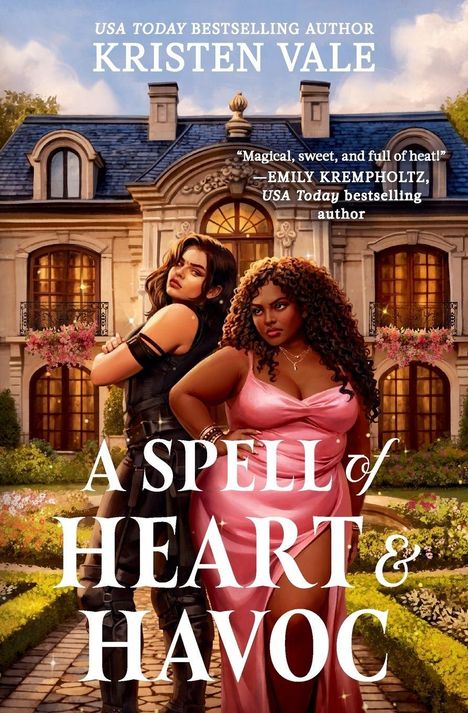 Buchtitel: "A Spell of Heart & Havoc" von Kristen Vale. Zwei Frauen stehen vor einem eleganten Herrenhaus.