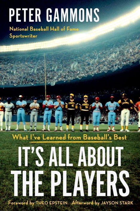 Text: "IT'S ALL ABOUT THE PLAYERS. National Baseball Hall of Fame Sportswriter." Baseballspieler stehen auf dem Spielfeld.