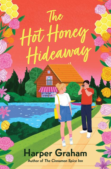 „The Hot Honey Hideaway“, Harper Graham. Illustration: Frau vor Hütte mit See, Mann fotografiert, Blumen am Rand.