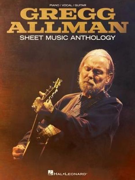 "GREGG ALLMAN SHEET MUSIC ANTHOLOGY" für Piano, Vocal, Gitarre. Ein Mann spielt Gitarre, vertieft in die Musik.