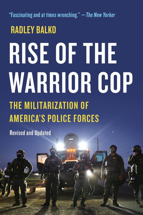 "Radley Balko: Rise of the Warrior Cop. The Militarization of America's Police Forces." Soldatenähnliche Polizisten in Rauch.