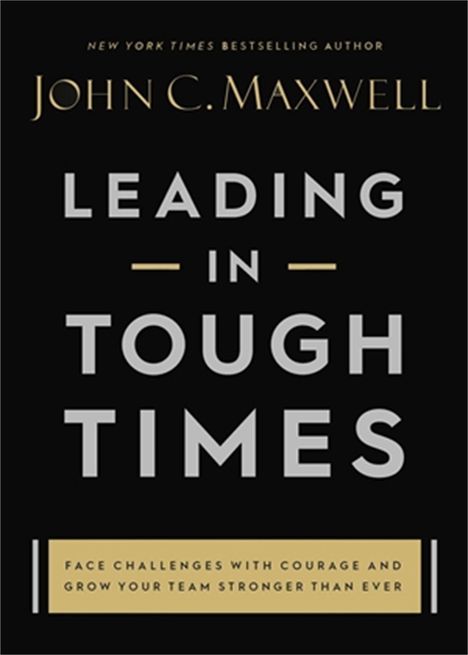 "Leading in Tough Times" von John C. Maxwell. Unten steht: "Face challenges with courage and grow your team stronger than ever." Schwarzer Hintergrund.