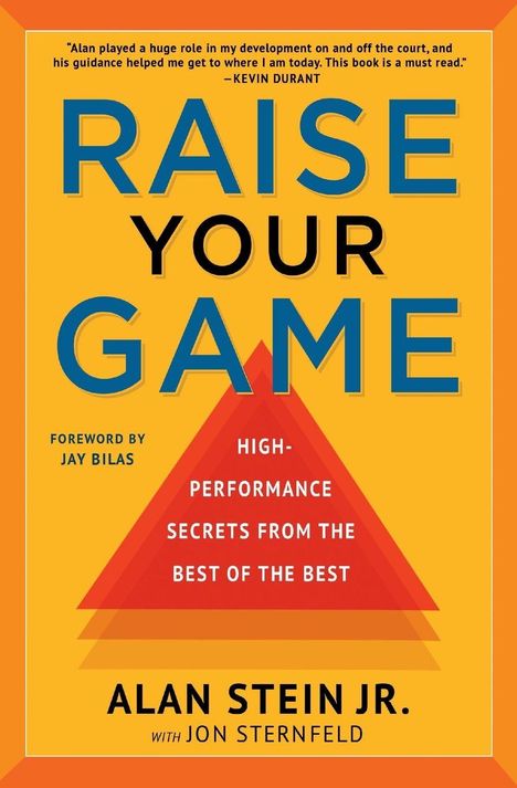 "RAISE YOUR GAME" in großen Buchstaben auf einem gelben Hintergrund, darunter ein rotes Dreieck.
