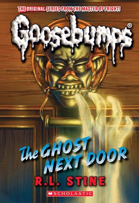 Text oben: "THE ORIGINAL SERIES FROM THE MASTER OF FRIGHT!"
Großer Text: "Goosebumps"
Titel: "The Ghost Next Door"
Autor: "R.L. Stine"
Darstellung: Ein gruseliges Gesicht auf einer Tür mit geisterhaften Händen. 
