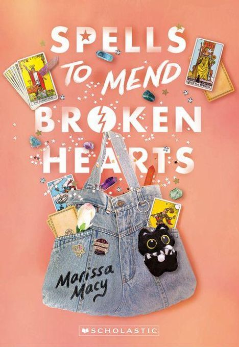 "Spells to Mend Broken Hearts" steht in weißer Schrift auf rosa Hintergrund. Ein Jeansrucksack mit Tarotkarten und einem Plüschkatze.
