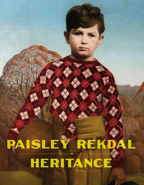Text: „PAISLEY REKDAL HERITANCE“. Ein Junge in einem rot-weiß karierten Pullover vor herbstlichen Bäumen.