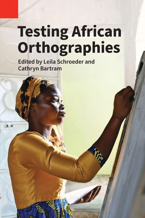„Testing African Orthographies“ oben. Frau in gelbem Kleid schreibt auf Tafel. Sie hält ein Heft in der Hand.