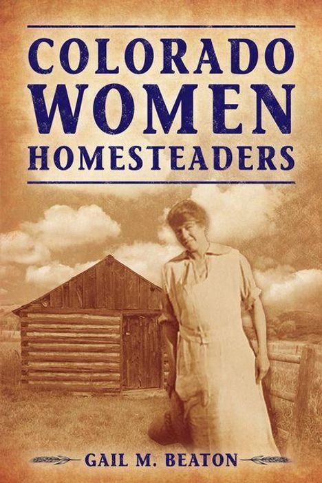 "Colorado Women Homesteaders" von Gail M. Beaton. Eine Frau steht vor einer Holzhütte in ländlicher Umgebung.