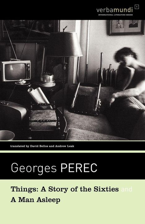 Georges Perec, Things: A Story of the Sixties and A Man Asleep. Schwarz-Weiß-Foto mit alter Einrichtung und unscharfer Figur.