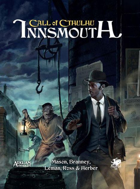 "Call of Cthulhu: Innsmouth" und Autorennamen. Illustration: Dunkle Gasse, Mann im Anzug und Kreatur mit Laterne.